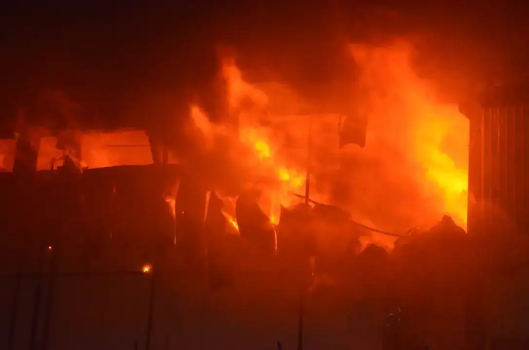 Serik’te Geceyi Alevler Sardı! Soğuk Hava Deposu Yandı 1